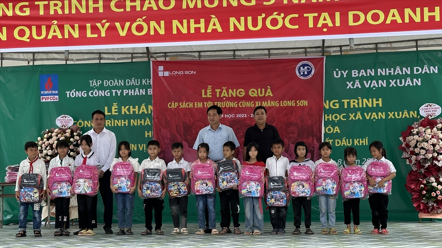 5000 các em học sinh nghèo trên cả nước được Công ty Xi măng Long Sơn trao tặng cặp sách trong ngày khai giảng