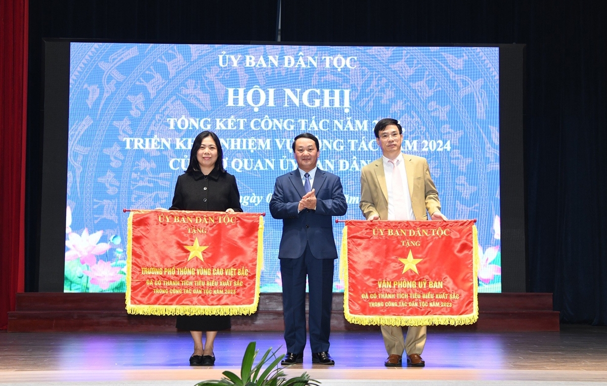 Bộ trưởng, Chủ nhiệm UBDT Hầu A Lềnh trao cờ thi đua UBDT cho Văn phòng Ủy ban và Trường Phổ thông Vùng cao Việt Bắc