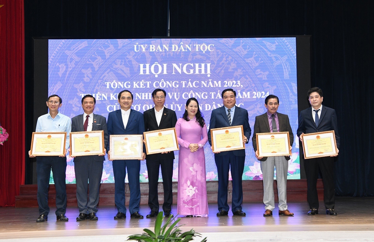 Thứ trưởng, Phó Chủ nhiệm Nông Thị Hà trao danh hiệu Tập thể Lao động tiên tiến cho các đơn vị