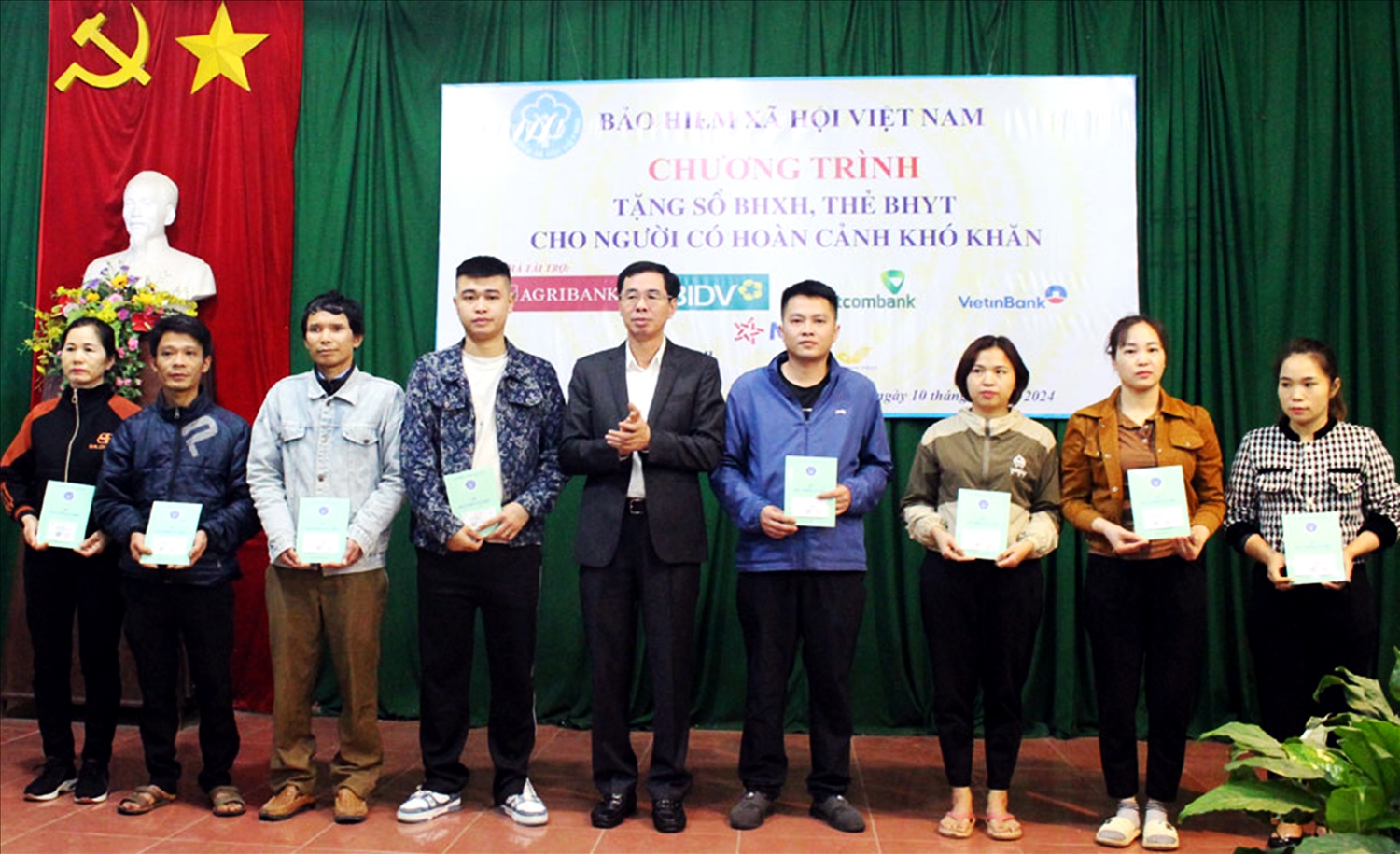 Món quà BHXH Việt Nam trao tặng giúp những người có hoàn cảnh khó khăn vơi bớt gánh nặng về chi phí khám, chữa bệnh