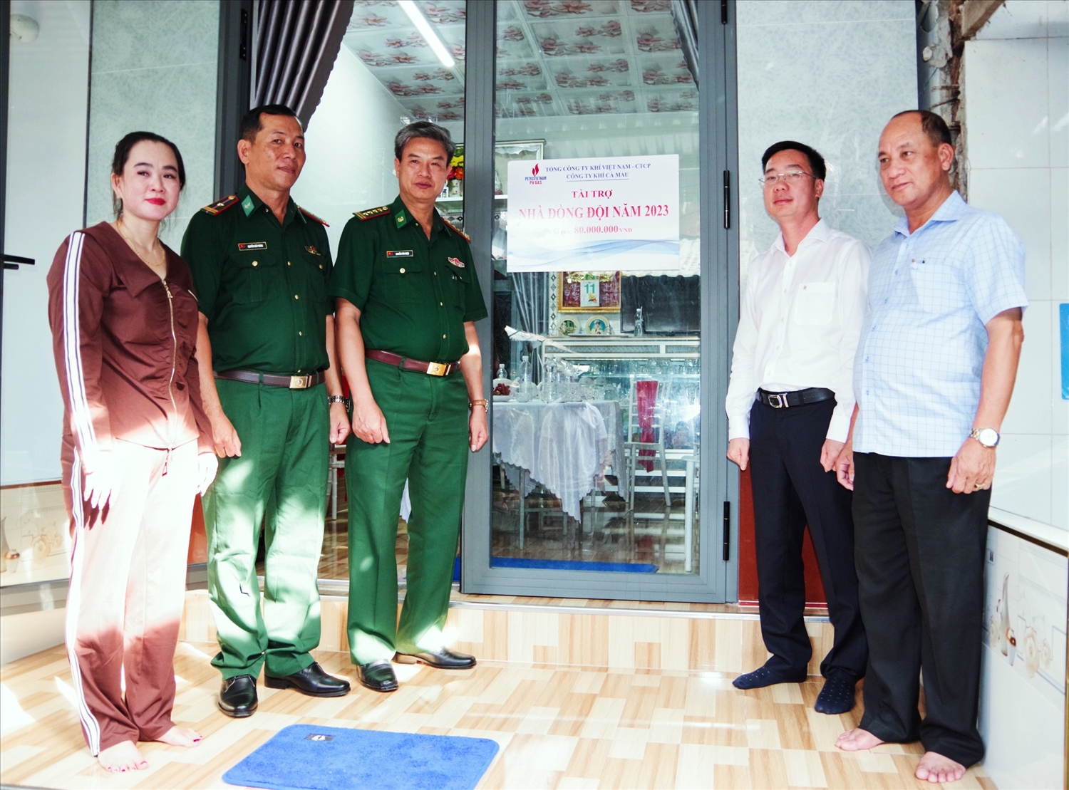 Đại diện Bộ Chỉ huy và đại diện Hải đội 2 Biên phòng thuộc BĐBP tỉnh Cà Mau trao nhà đến gia đình Thiếu tá QNCN Nguyễn Giải Phóng