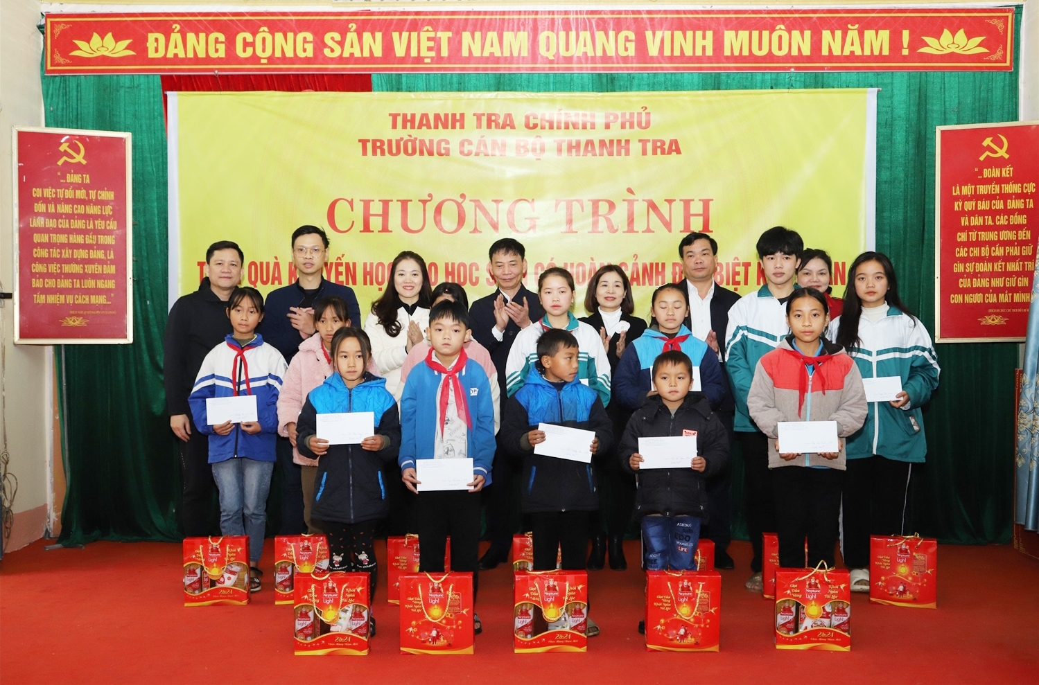 Lãnh đạo Trường cán bộ Thanh tra trao quà cho học sinh, giáo viên có hoàn cảnh khó khăn huyện Mèo Vạc