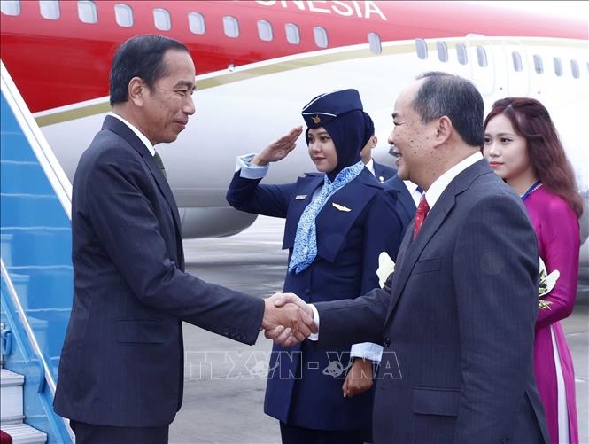 Chủ nhiệm Văn phòng Chủ tịch nước Lê Khánh Hải đón Tổng thống Indonesia Joko Widodo tại sân bay quốc tế Nội Bài. Ảnh: An Đăng/TTXVN
