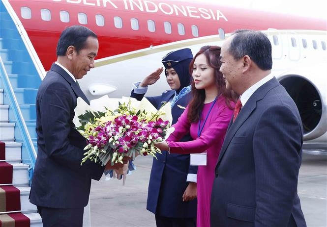 Lễ đón Tổng thống Indonesia Joko Widodo tại sân bay quốc tế Nội Bài. Ảnh: An Đăng/TTXVN