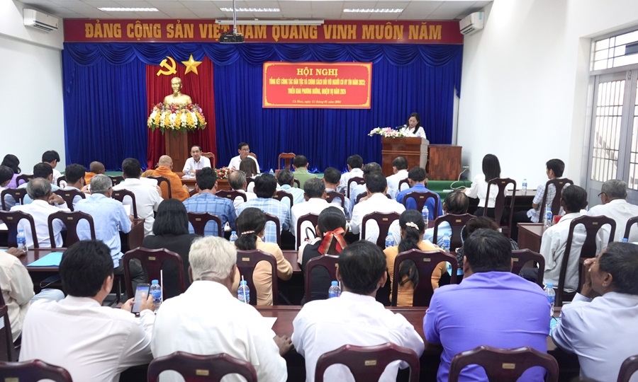 Bà Quách Kiều Mai, Phó trưởng Ban dân tộc tỉnh Cà Mau báo cáo kết quả công tác dân tộc năm 2023 với đại biểu tại Hội nghị 
