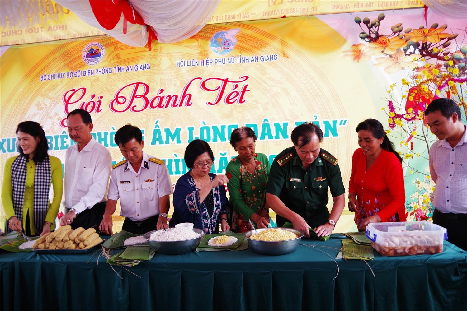 Ban tổ chức tham gia gói bánh tét cùng đồng bào Khu vực biên giới huyện Tịnh Biên ( An Giang) 