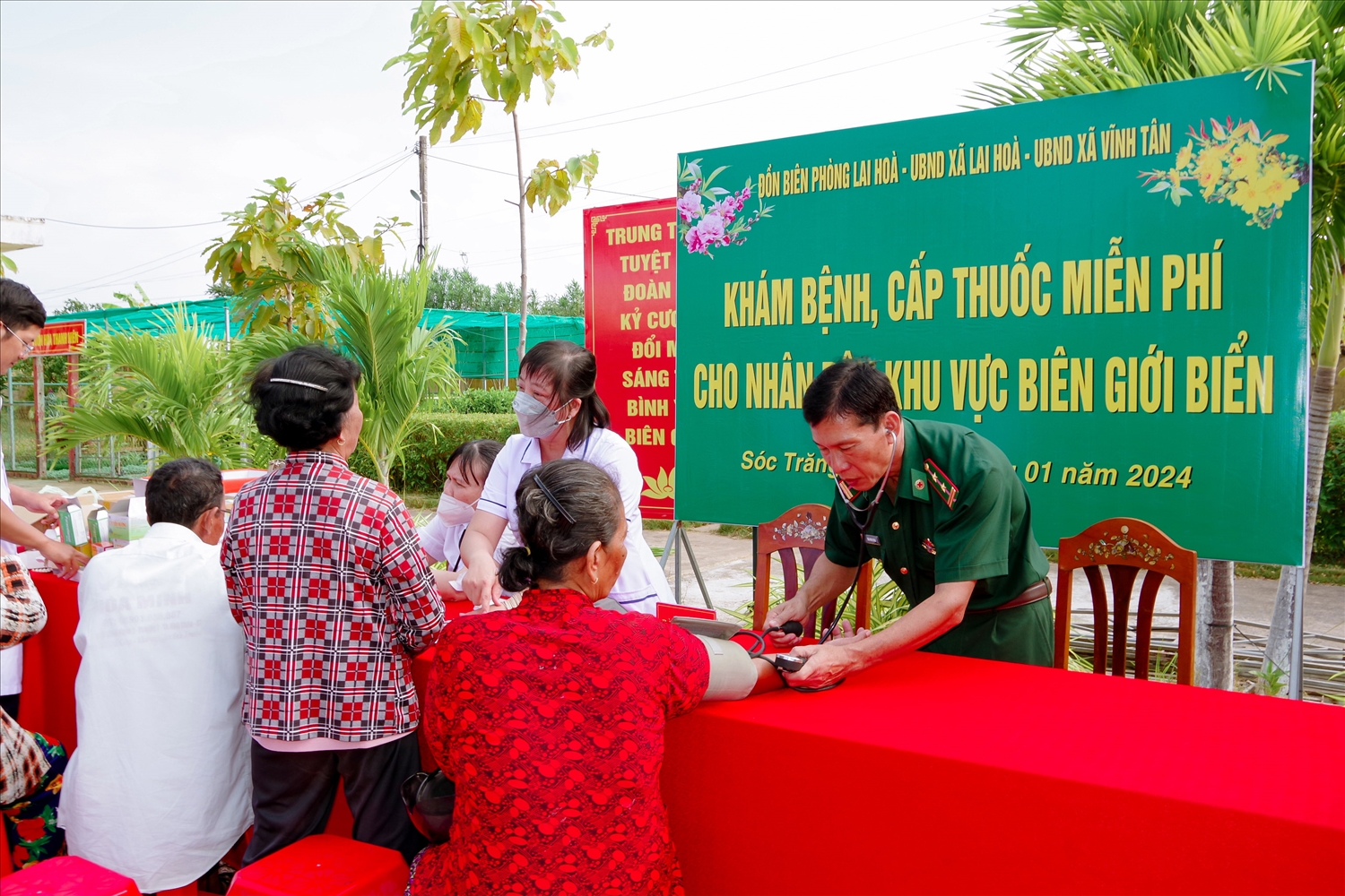 Với 350 xuất quà được trao kèm theo là khám, cấp thuốc cho đồng bào khu vực biên giới Thị xã Vĩnh Châu ( Sóc Trăng) 