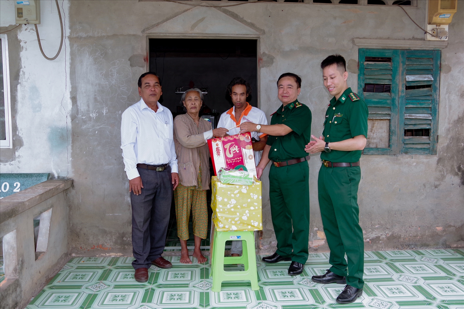 Lãnh đạo BĐBP tỉnh Sóc Trăng và thị xã Vĩnh Châu đến tận nhà trao quà cho hộ gia đình có hoàn cảnh khó khăn