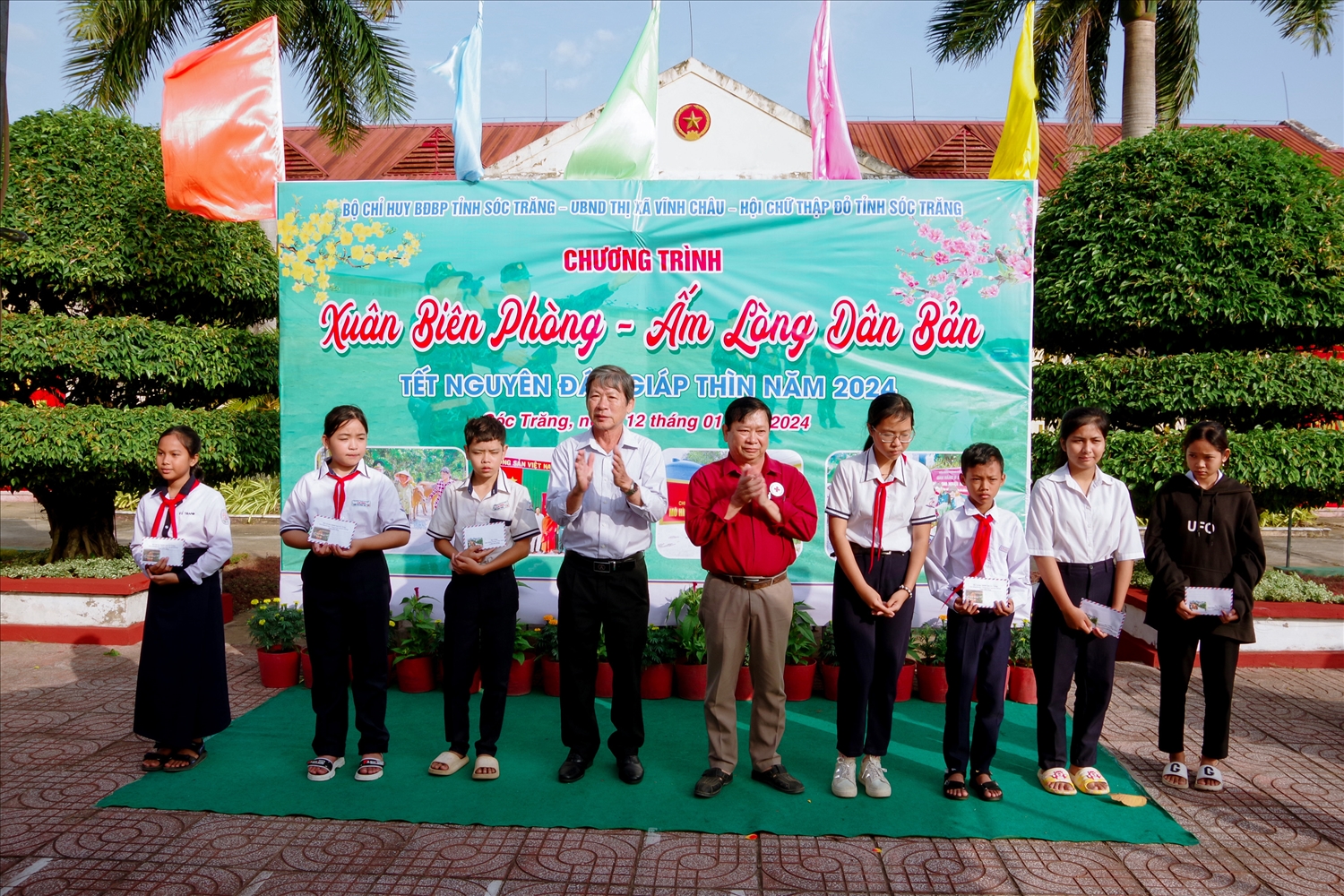 Đại diện lãnh đạo Thị xã Vĩnh Châu ( Sóc Trăng) và Hội Chữ thập đỏ trao học bổng cho các em học sinh trong chương trình “Nâng bước em tới trường”