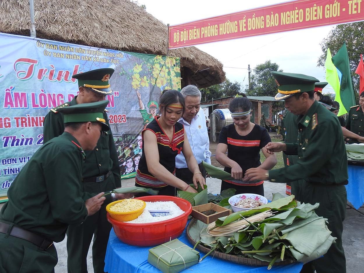 Các đại biểu cùng đồng bào Gié Triêng ở thôn Nông Kon gói bánh chưng