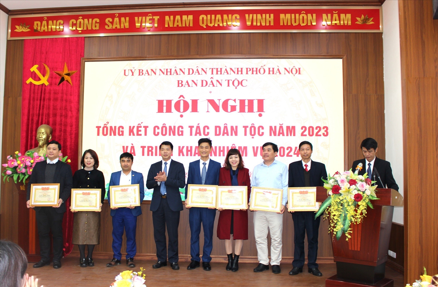 Tại Hội nghị Trưởng ban Dân tộc TP. Hà Nội đã trao giấy khen cho các tập thể, cá nhân có thành tích xuất sắc trong năm