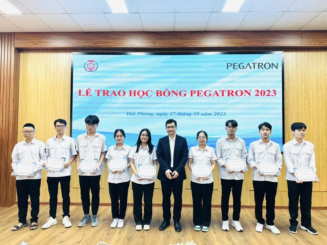 Lễ trao học bổng của Công TNHH Pegatron Việt Nam cho sinh viên của Trường