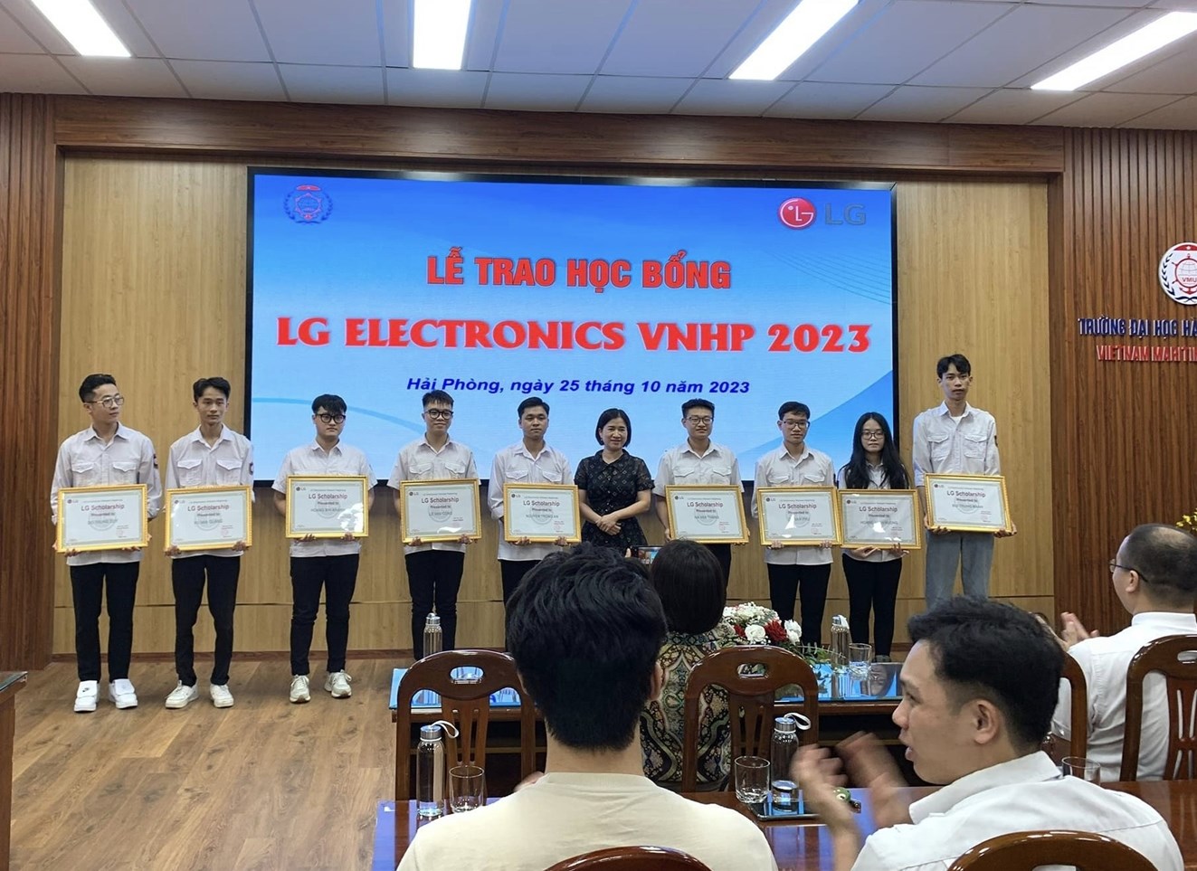 Lễ trao học bổng của Công ty LG Electronics VNHP cho sinh viên của Trường