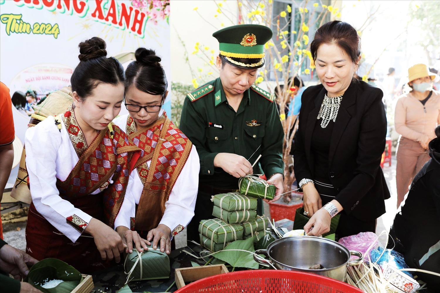 Đại tá Đỗ Quang Thấm, Bí thư Đảng ủy, Chính ủy BĐBP tỉnh Đắk Lắk cùng bà con xã biên giới gói bánh chưng