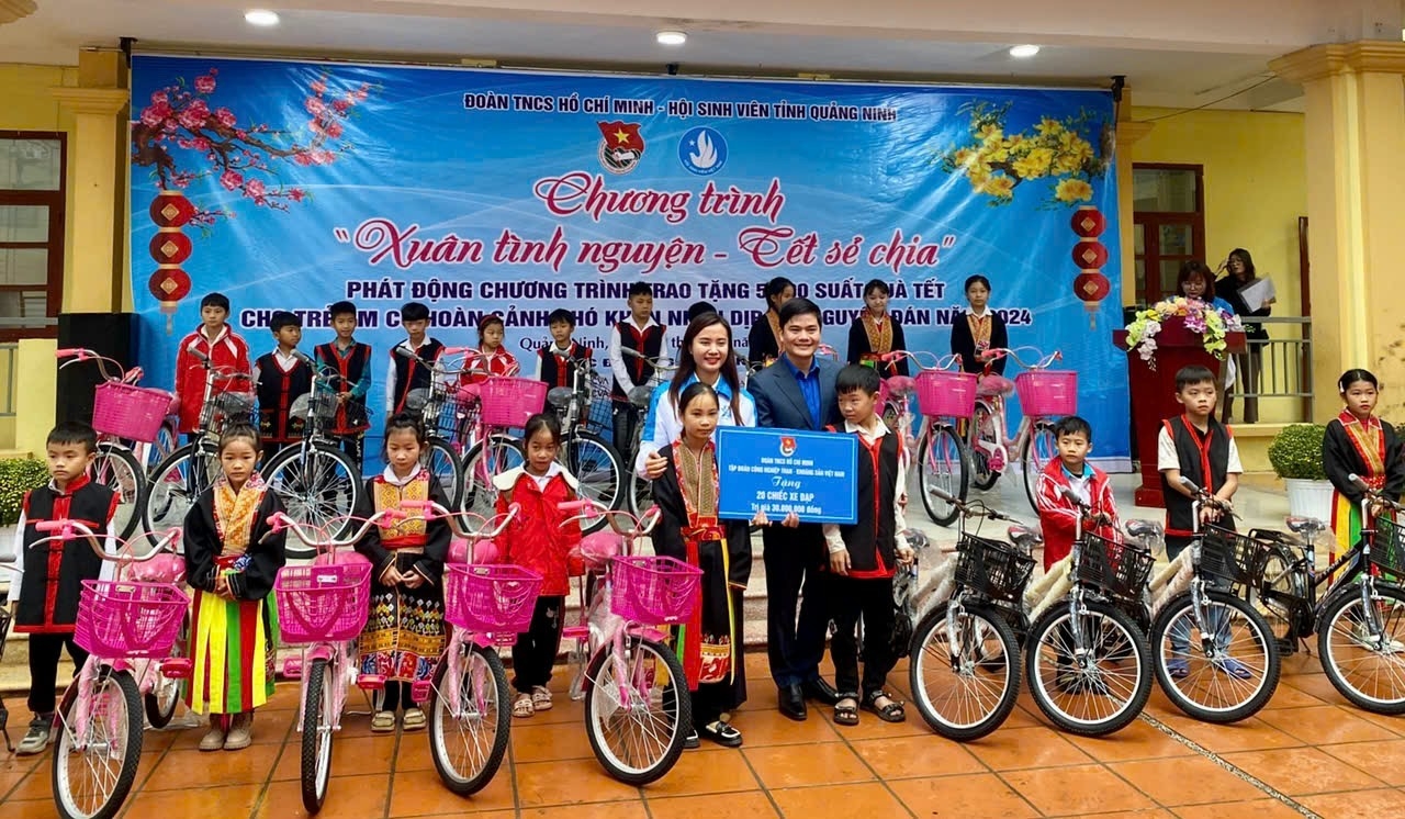 Đoàn Thanh niên Tập đoàn TKV tặng 20 chiếc xe đạp cho các em học sinh có hoàn cảnh khó khăn.