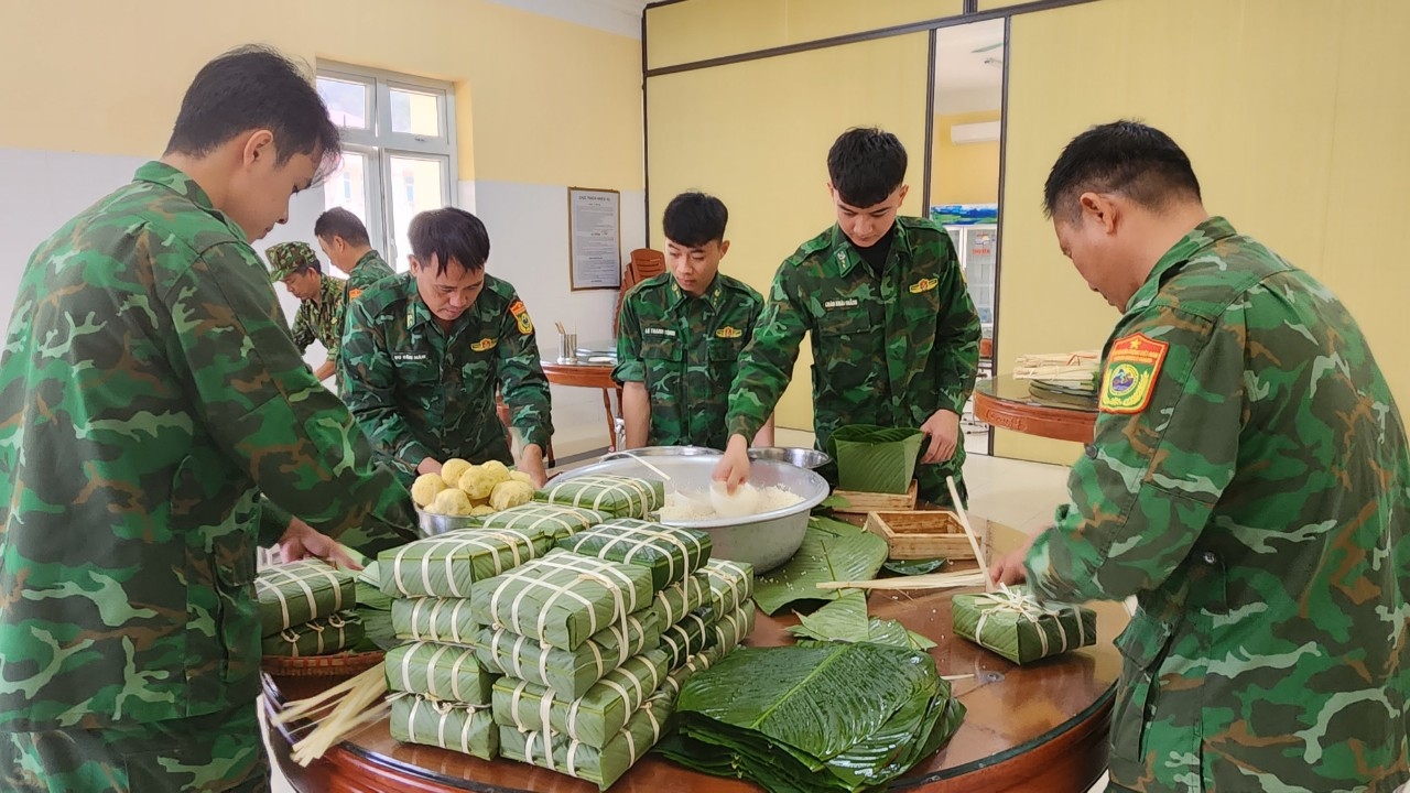 Lực lượng biên phòng Quảng Ninh gói bánh tặng người dân có hoàn cảnh khó khăn trên đảo Vĩnh Thực, thành phố Móng Cái