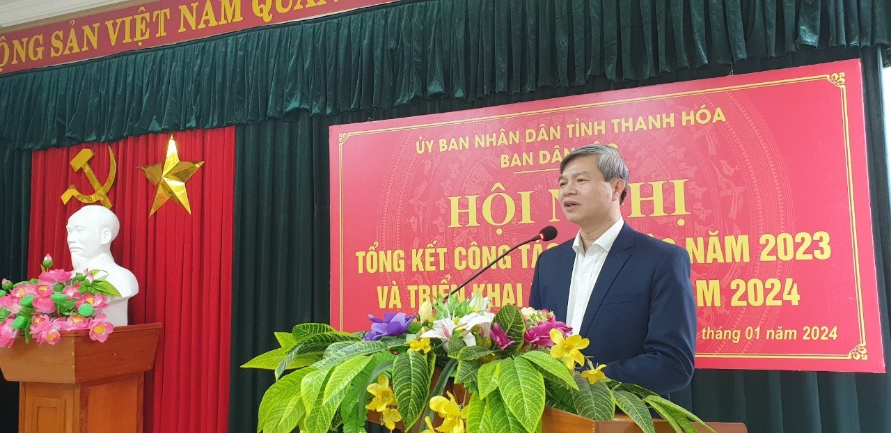 Ông Mai Xuân Bình, Tỉnh ủy viên, Trưởng Ban Dân tộc tỉnh phát biểu tại hội nghị