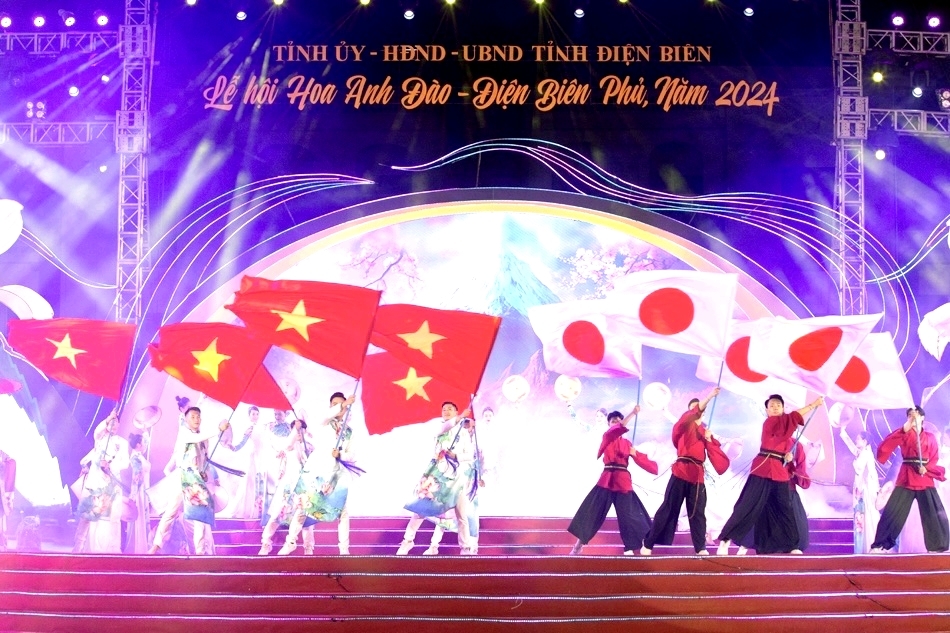 Màn hát múa thể hiện quan hệ hữu nghị 2 nước Việt - Nhật.