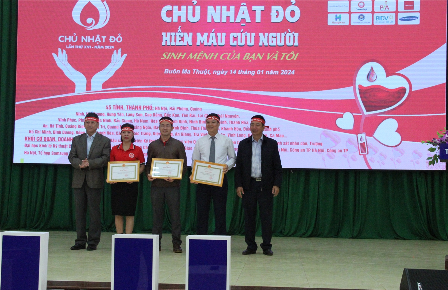 Tặng Bằng khen của Chủ tịch UBND tỉnh Đắk Lắk cho tập thể có thành tích xuất sắc trong 10 năm triển khai chương trình Chủ nhật đỏ