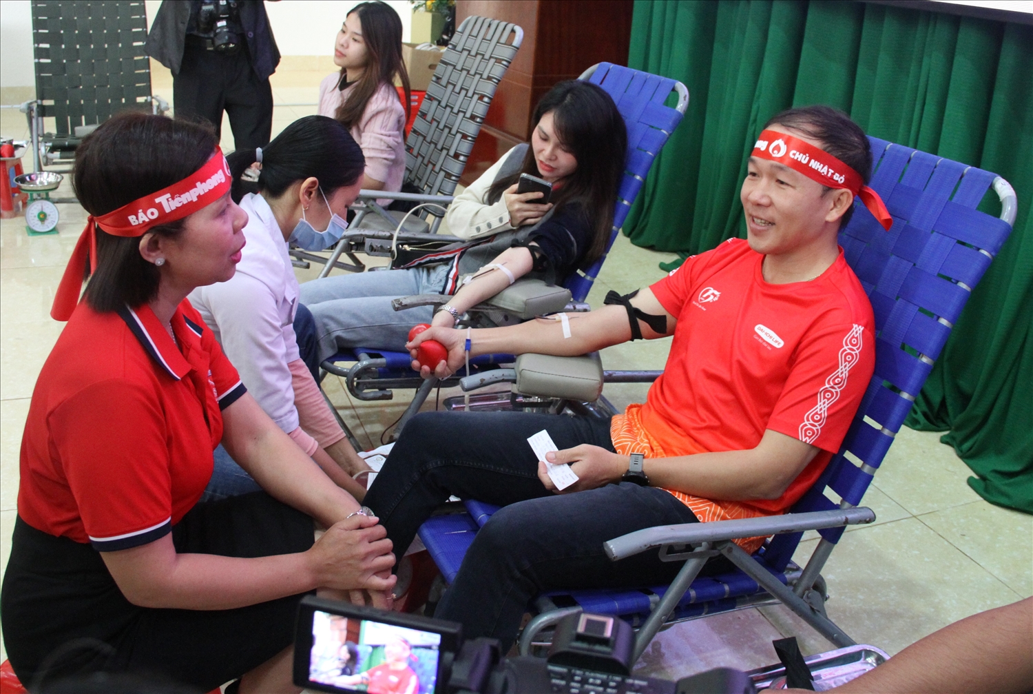  Bà A Yun H’Hương - Chủ tịch Hội chữ thập đỏ tỉnh Đắk Lắk, Trưởng ban chỉ đạo vận động hiến máu tỉnh thăm hỏi tình nguyện viên