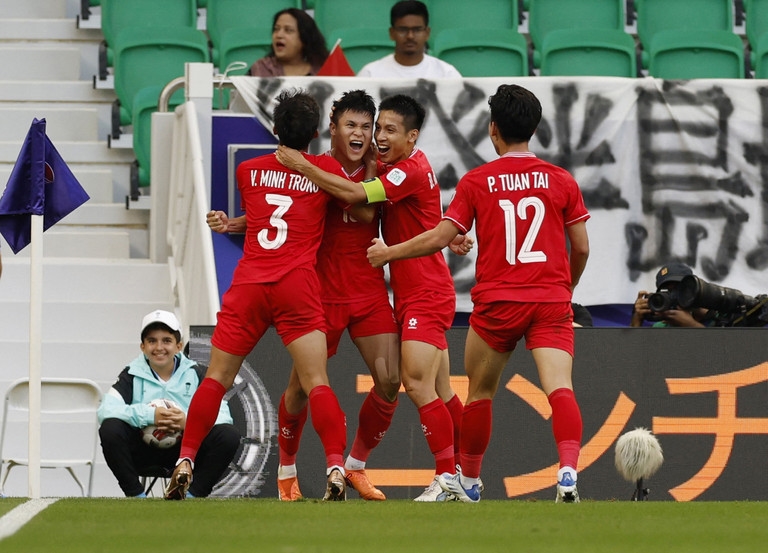 Đội tuyển Việt Nam bất ngờ vươn lên dẫn trước 2-1 (Ảnh IT)