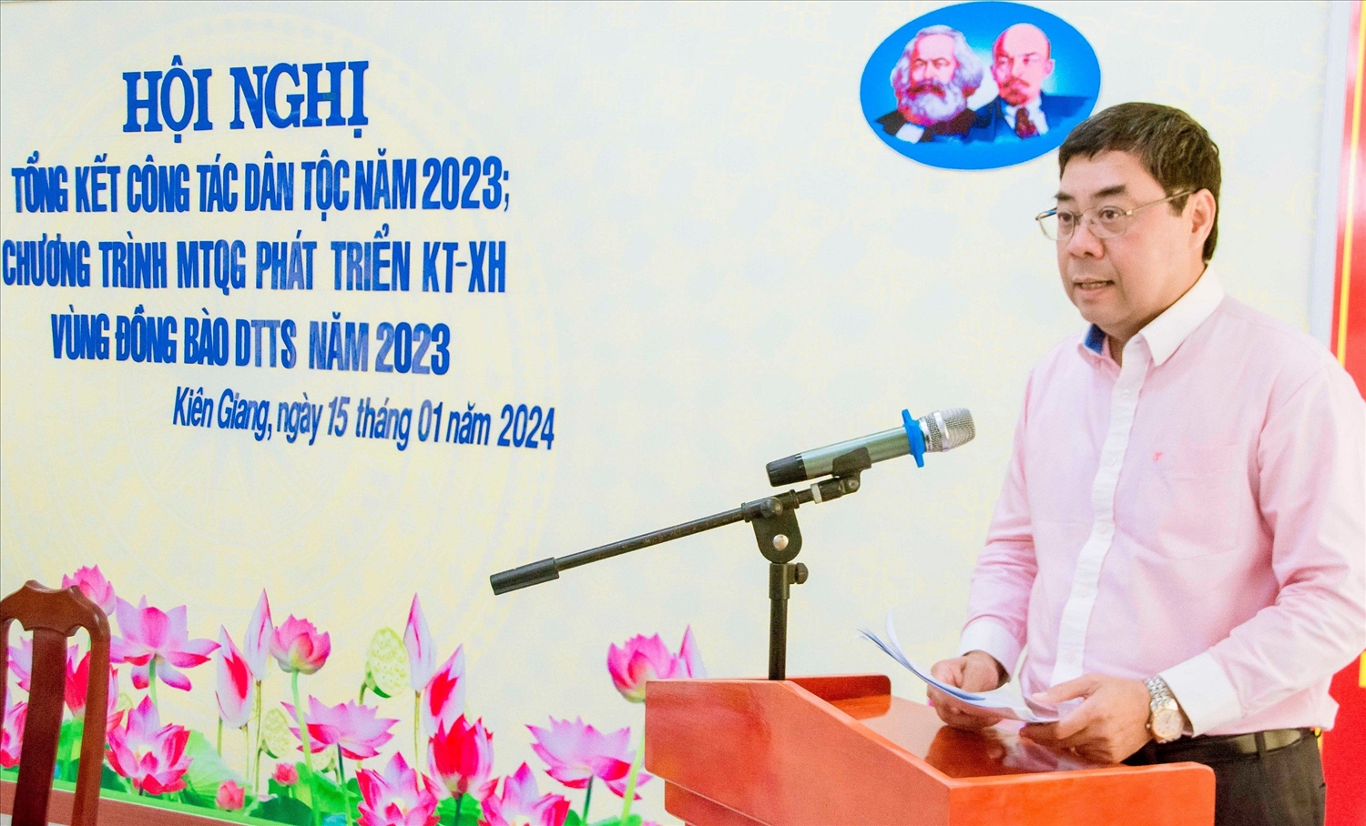 Ông Tào Việt Thắng - Phó Vụ Trưởng Vụ Công tác dân tộc địa phương phát biểu tại hội nghị tổng kết công tác dân tộc tỉnh Kiên Giang năm 2023 