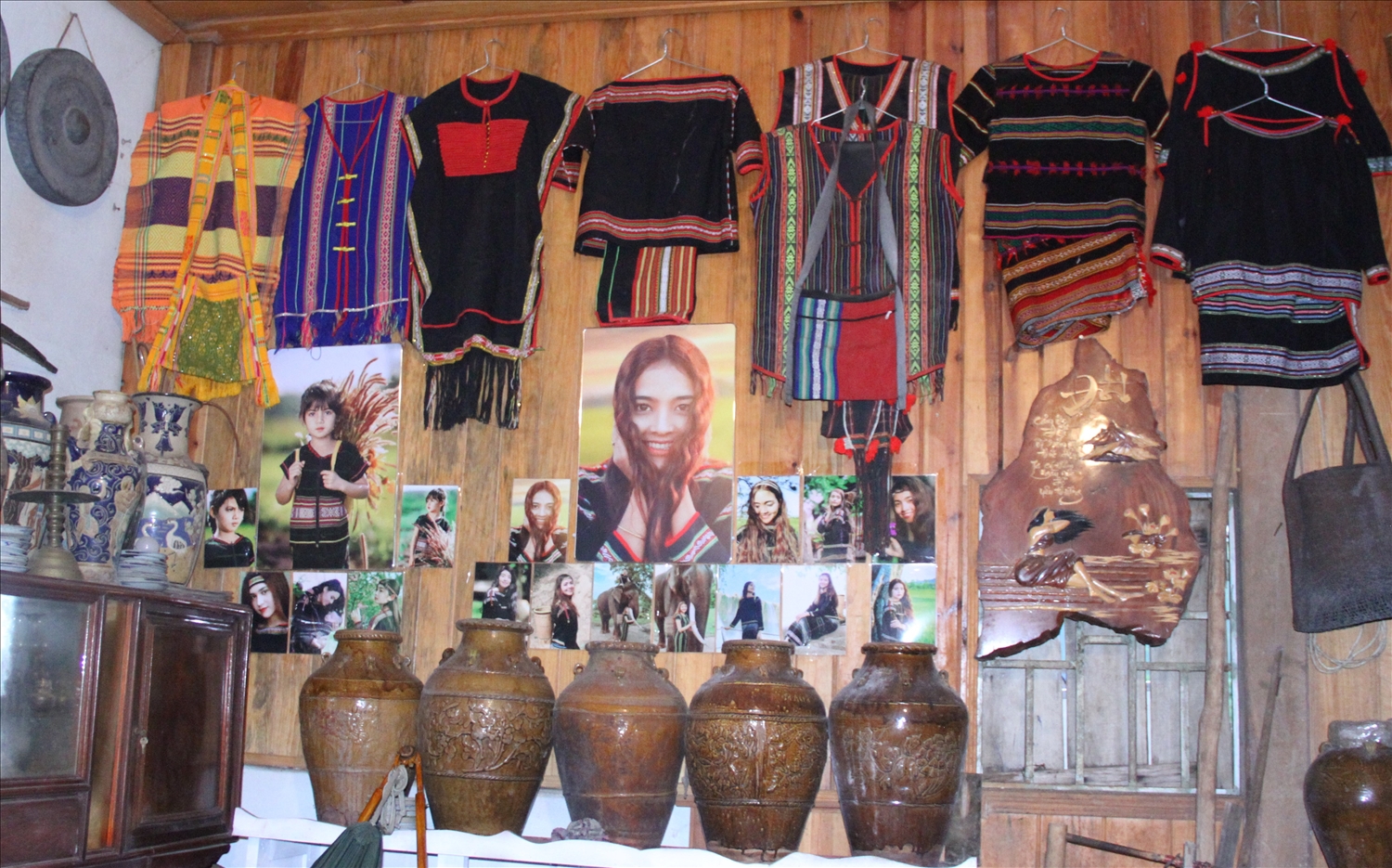 Khu vực trưng bày trang phục truyền thống các dân tộc Tây Nguyên