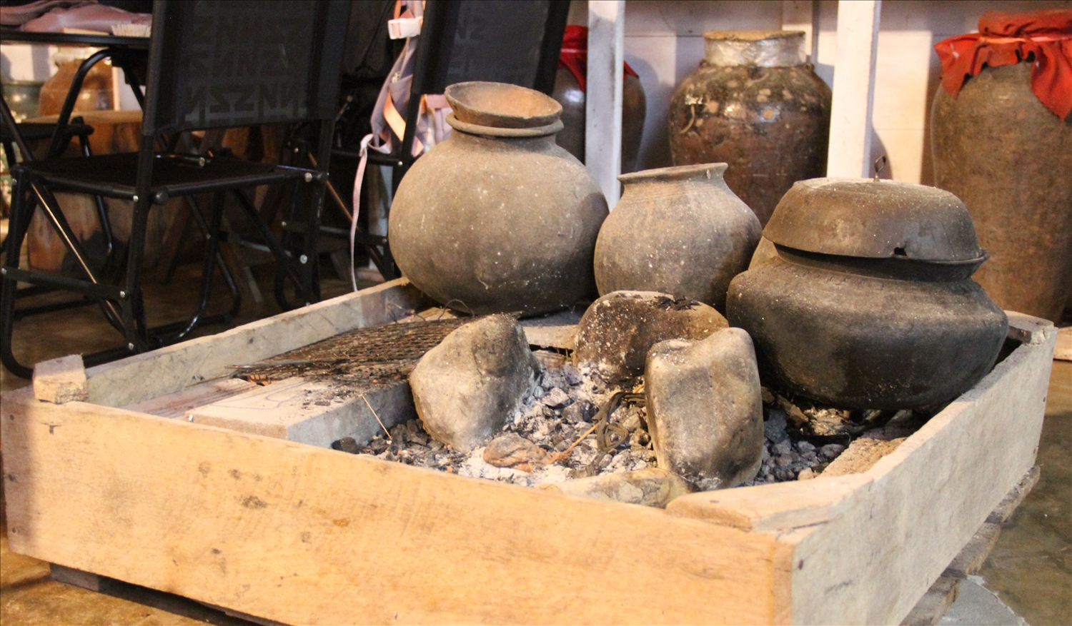 Bếp lửa truyền thống của đồng bào dân tộc Tây Nguyên đặt dưới nên nhà