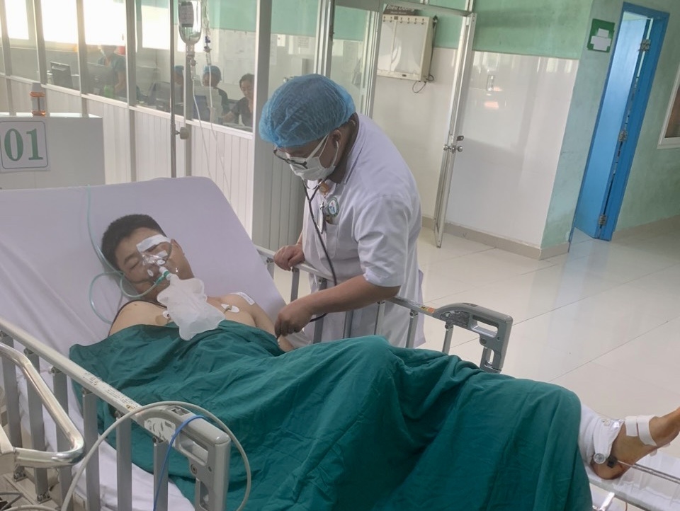 Chiến sỹ Nguyễn Đình Phúc đang được điều trị, theo dõi tại Khoa Hồi sức tích cực, Bệnh viên Đa khoa tỉnh Kon Tum