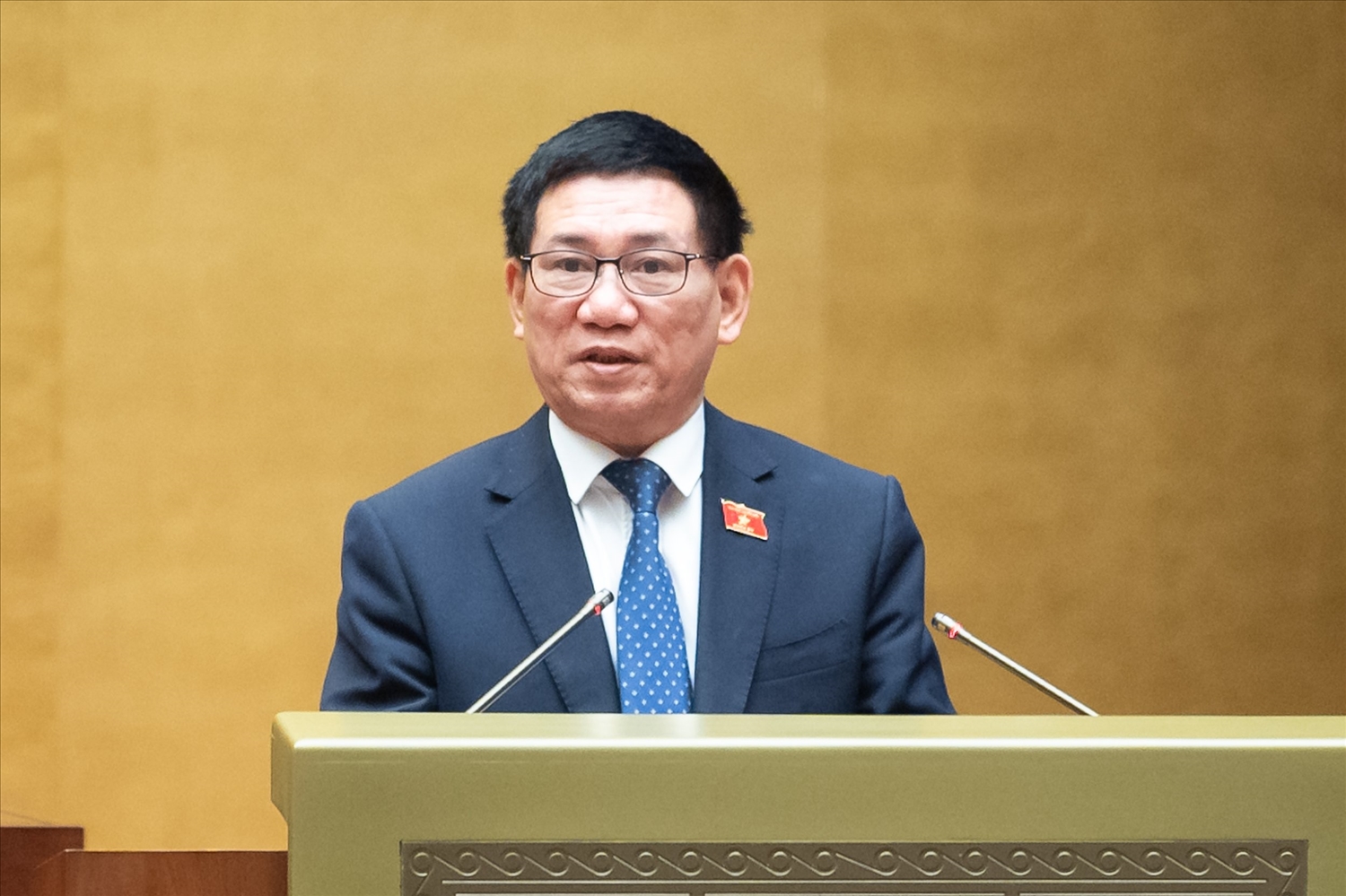 Bộ trưởng Bộ Tài chính Hồ Đức Phớc, thừa ủy quyền của Thủ tướng Chính phủ trình bày Tờ trình