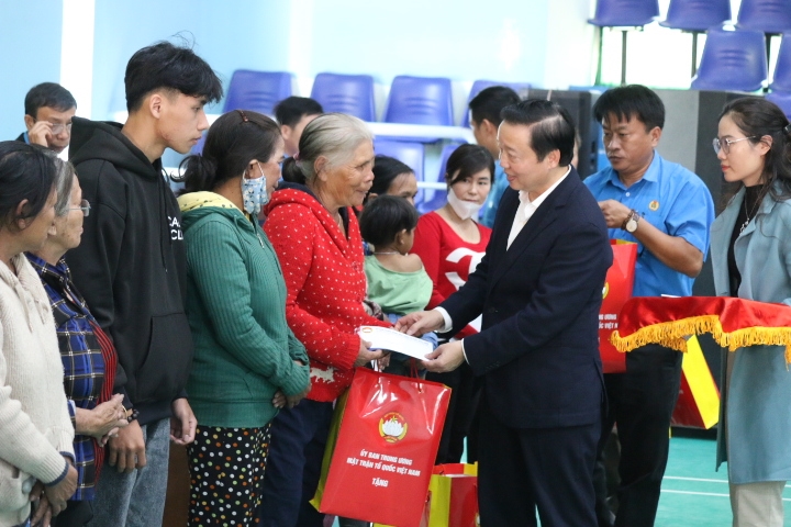 Phó Thủ tướng Chính phủ Trần Hồng Hà tặng quà cho các gia đình nghèo có hoàn cảnh khó khăn tỉnh Kon Tum