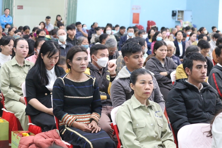 Nhân dân và đoàn viên, công nhân lao động trên địa bàn tỉnh Kon Tum tham gia buổi chúc tết của Phó Thủ tướng Chính phủ Trần Hồng Hà