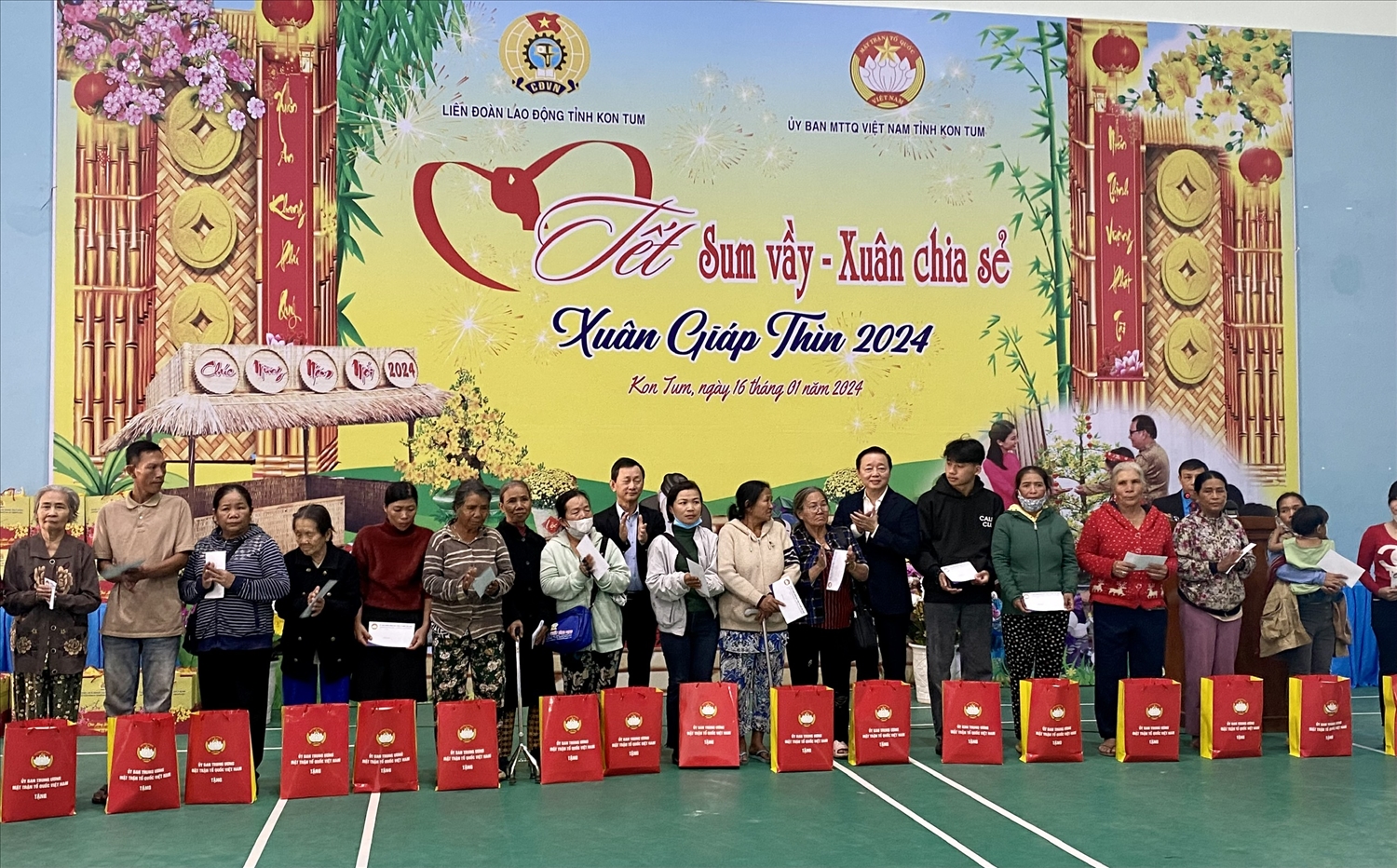 Phó Thủ tướng Chính phủ Trần Hồng Hà và lãnh đạo tỉnh Kon Tum tặng quà cho các gia đình nghèo có hoàn cảnh khó khăn và đoàn viên, công nhân lao động 