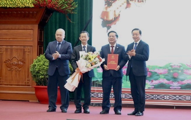 Phó Thủ tướng Chính phủ Trần Hồng Hà trao Quyết định của Thủ tướng Chính phủ phê duyệt Quy hoạch tỉnh Kon Tum thời kỳ 2021-2030, tầm nhìn đến năm 2050 cho lãnh đạo tỉnh Kon Tum