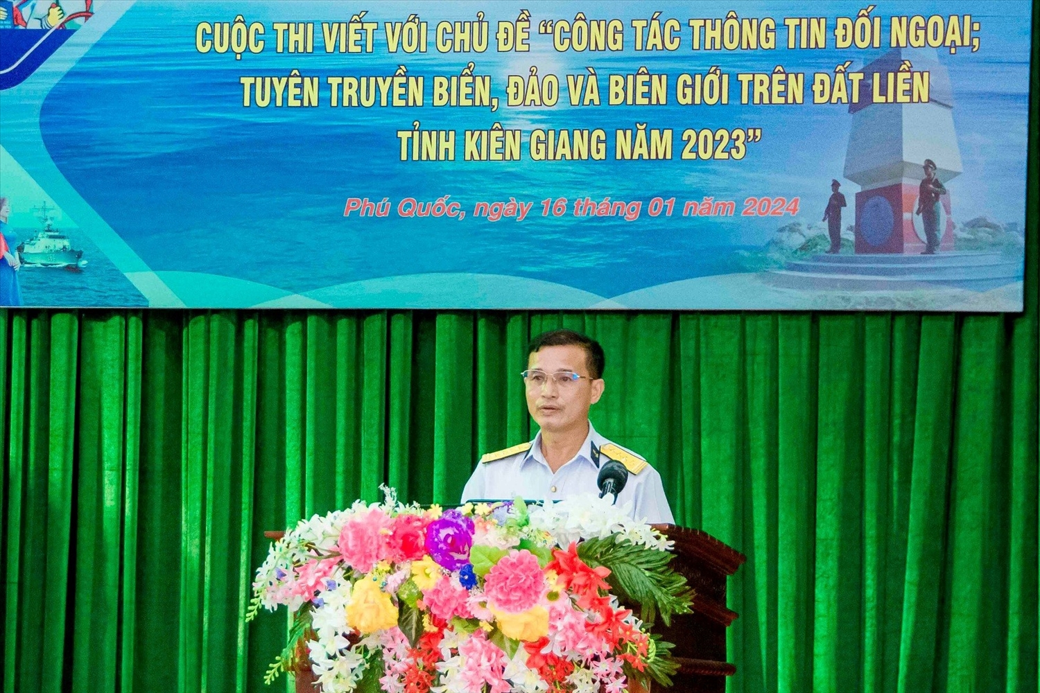 Đại tá Lê Văn Hưởng - Phó Chính ủy Bộ Tư lệnh Vùng 5 Hải quân phát biểu tại buổi lễ