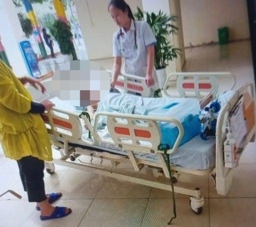 Một trong hai học sinh đang được cấp cứu tại Bệnh viện nhi Thanh Hóa