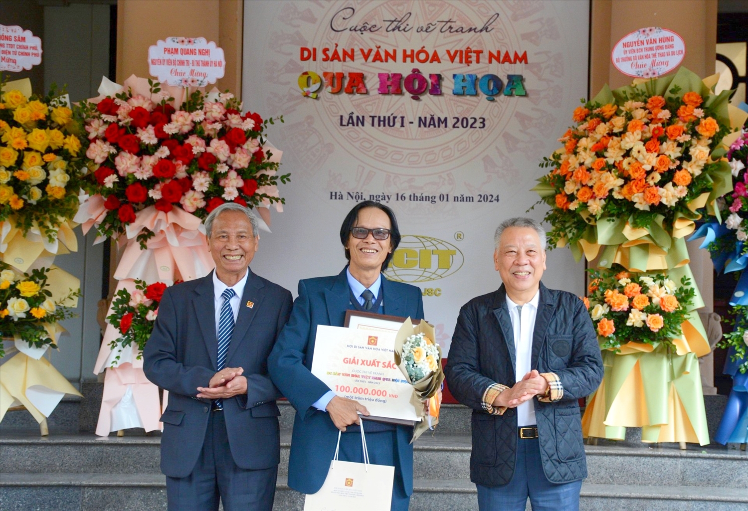 Ban Tổ chức trao giải Xuất sắc cho tác giả Lại Lâm Tùng.