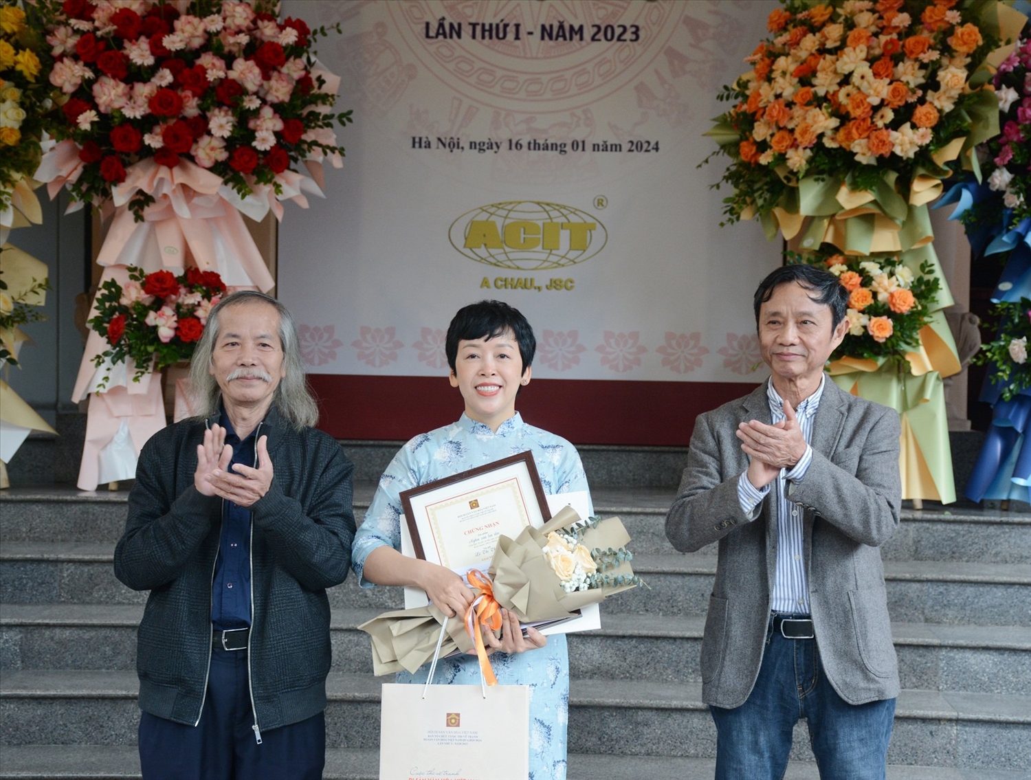 Tác giả Lê Thị Thanh nhận giải Nhất cho tác phẩm "Nghìn xưa lưu dấu". 