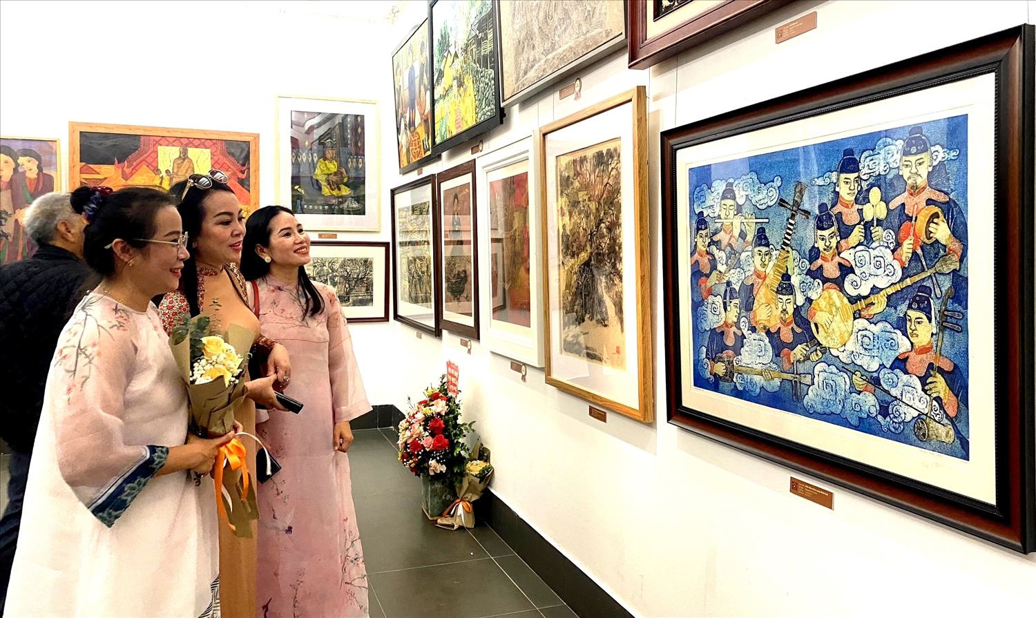 Khán giả thưởng lãm các tác phẩm được chọn lọc trưng bày tại triển lãm .