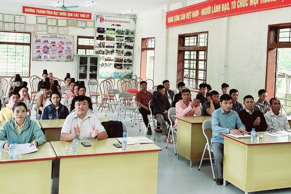 Lớp học tiếng dân tộc La Ha tại xã Nặm Ét, huyện Quỳnh Nhai. 