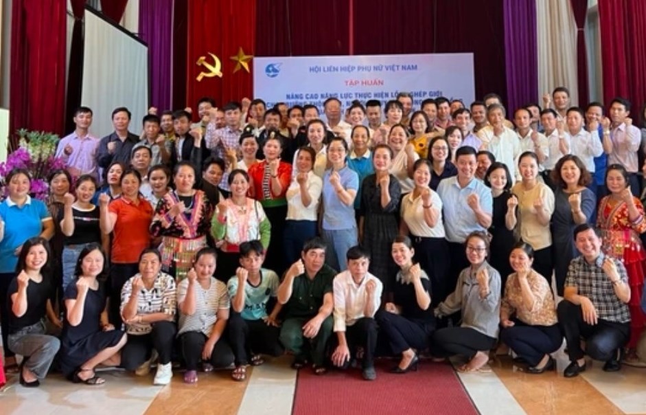 100 đại biểu là các trưởng thôn/bản, chi hội trưởng phụ nữ, người có uy tín tại cộng đồng từ Điện Biên và Lào Cai đã tham gia lớp tập huấn 
