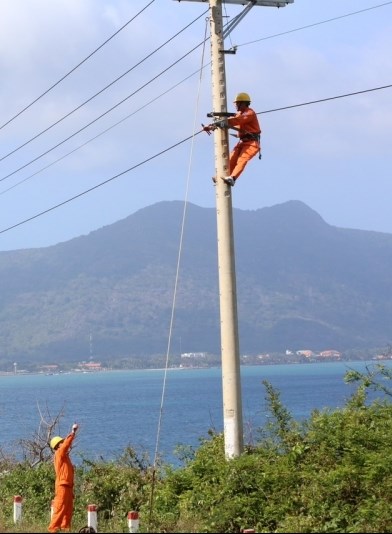 Kiểm tra bảo trì đường dây định kỳ tại huyện Côn Đảo.