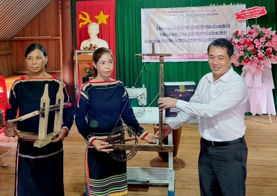 Ông Lại Đức Đại - Phó Giám đốc Sở Văn hóa, Thể thao và Du lịch tỉnh Đắk Lắk trao các trang thiết bị, dụng cụ, vật tư cho Câu lạc bộ