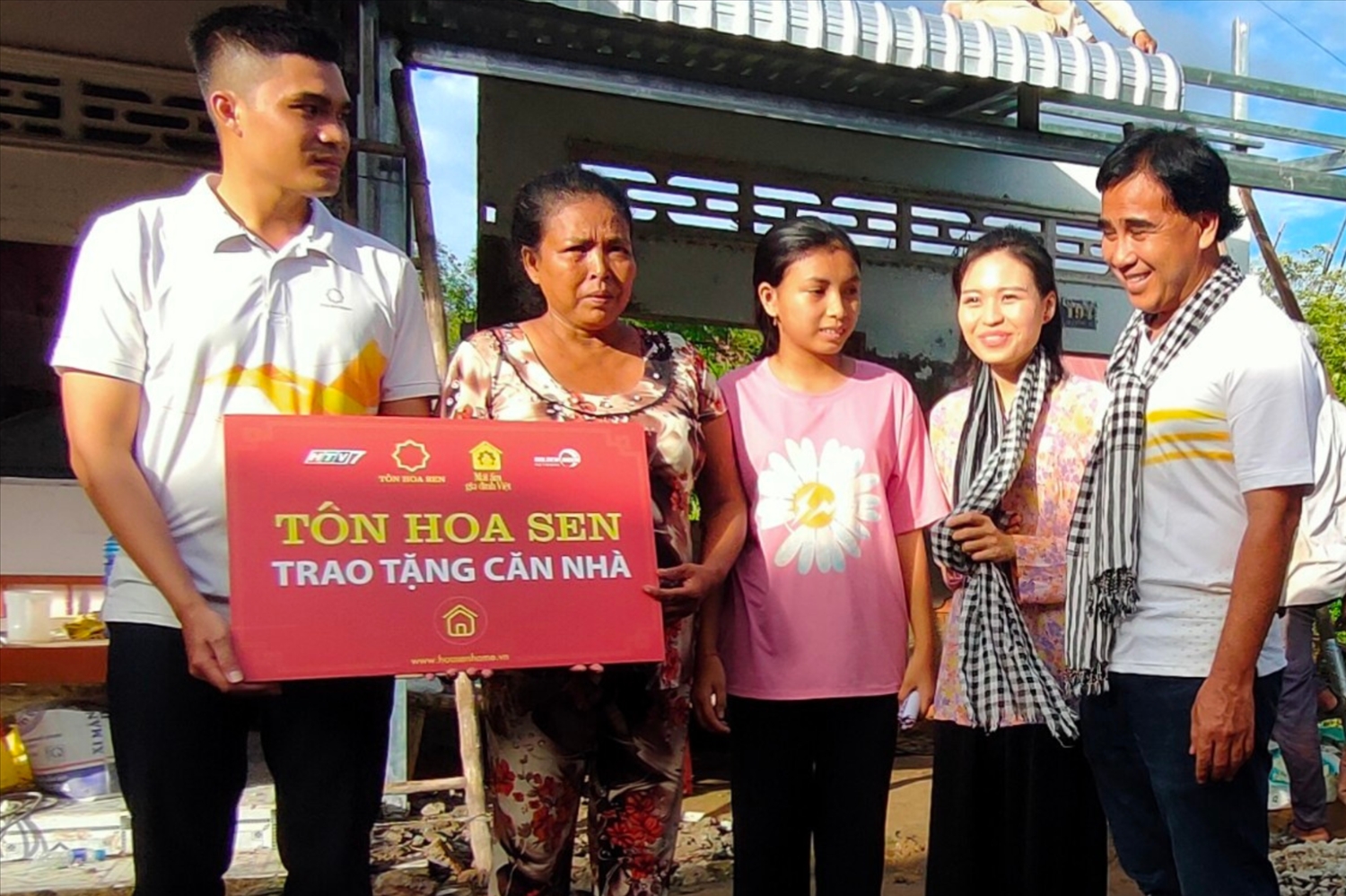 Đại diện Tập đoàn Hoa Sen, MC Quyền Linh, diễn viên Lê Lộc phối hợp với chính quyền địa phương cùng đến trao tặng “Mái ấm” cho gia đình em Danh Thị Nol