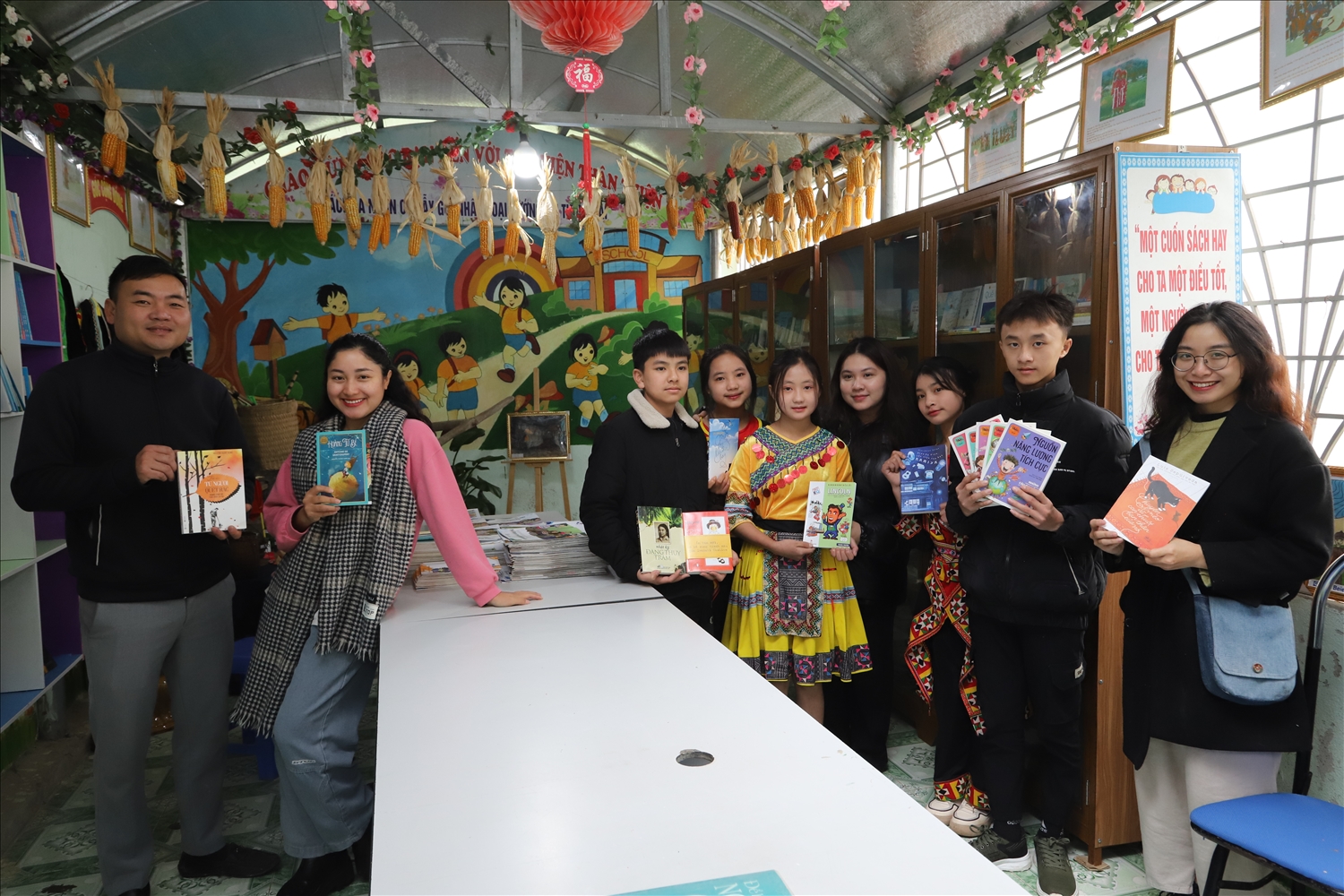 Ban điều hành Dự án “Thư viện từ những bông hoa” trao thư viện sách cho Trường PTDTBT THCS xã Lũng Chinh và xã Sủng Máng