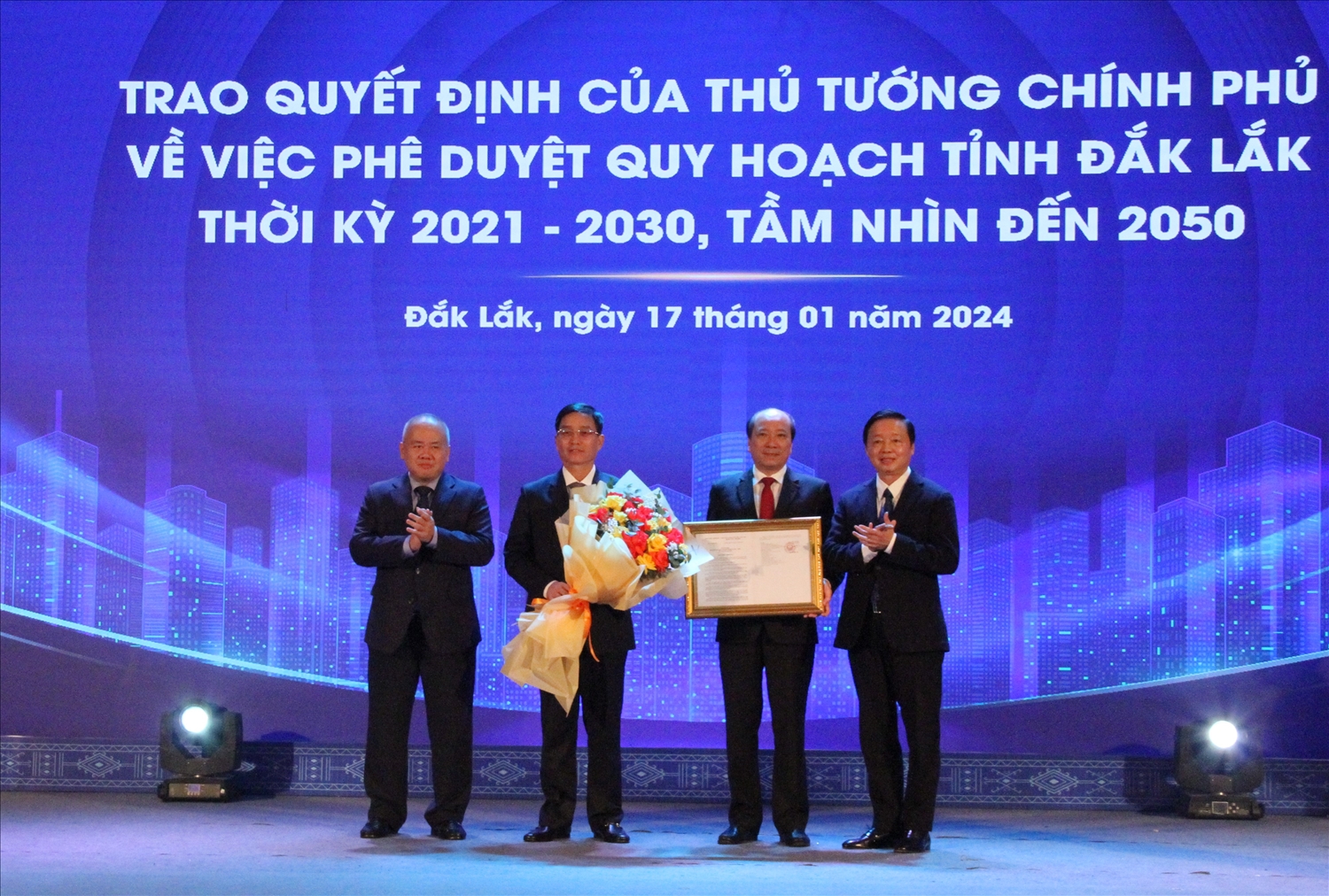Phó Thủ tướng Chính phủ Trần Hồng Hà trao Quyết định quy hoạch cho lãnh đạo tỉnh Đắk Lắk