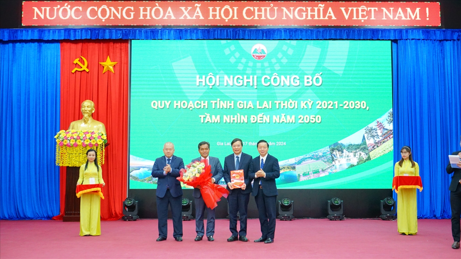 Phó Thủ tướng Chính phủ Trần Hồng Hà trao Quyết định số 1750/QĐ-TTg phê duyệt quy hoạch tỉnh Gia Lai thời kỳ 2021 - 2030, tầm nhìn đến năm 2050.