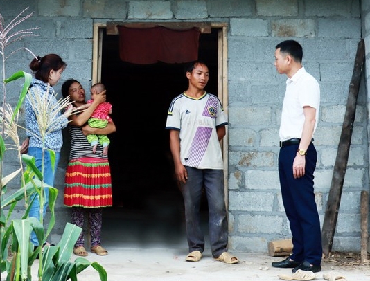 Từ nguồn vốn Chương trình mục tiêu Quốc gia giảm nghèo bền vững, gia đình ông Giàng Mí Ly (thứ 2 bên phải), thôn Lũng Lừ A, xã Lũng Pù xây dựng được căn nhà mới kiên cố.