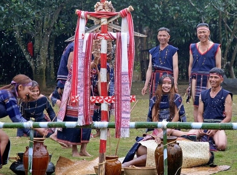 Tái hiện tục lệ cưới truyền thống của người Ba Na tại Làng Văn hóa - Du lịch các dân tộc Việt Nam (Đồng Mô, Ba Vì, Hà Nội). 