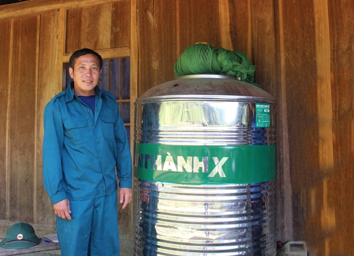 Người dân bản Ché Lầu, xã Na Mèo (Quan Sơn) được hỗ trợ téc nước sinh hoạt của Chương trình MTQG.